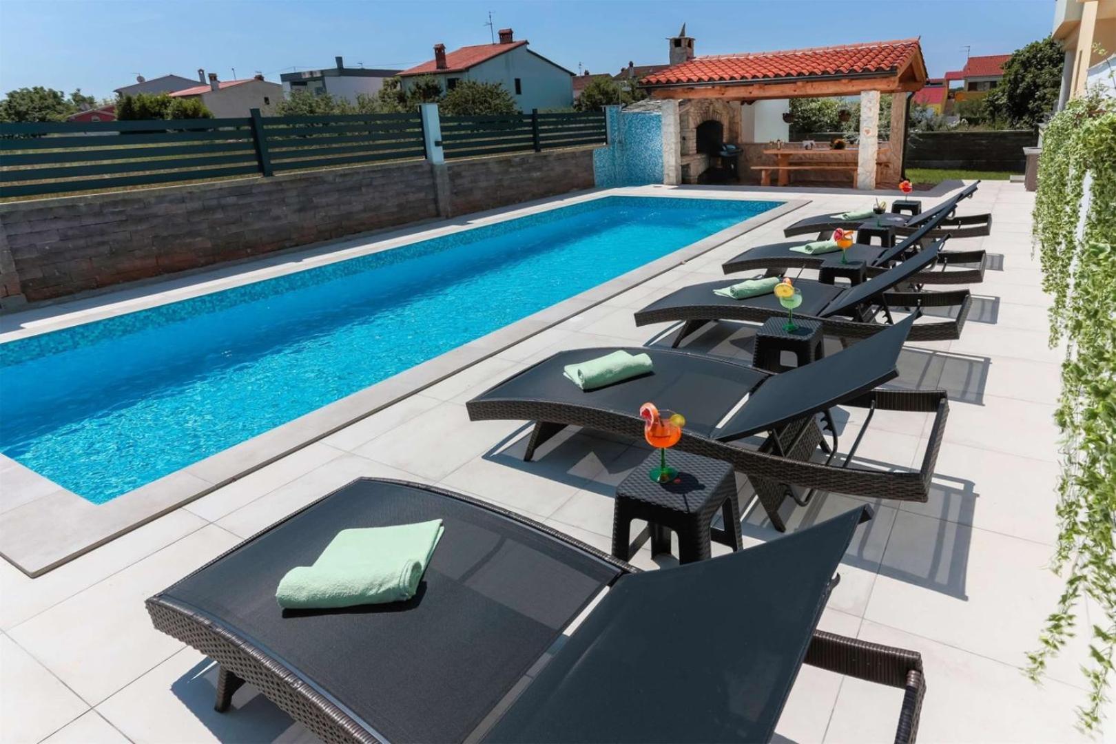 Villa Vita Apartments & Studios With Common Pool Valbandon Ngoại thất bức ảnh